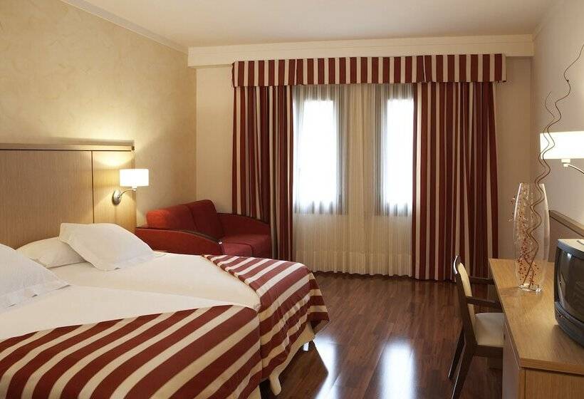 اتاق استاندارد سه نفره, Duran