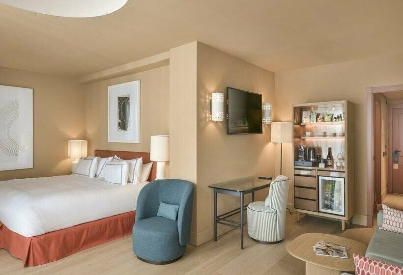 سوییت جونیور با چشمانداز جانبی دریا, El Fuerte Marbella