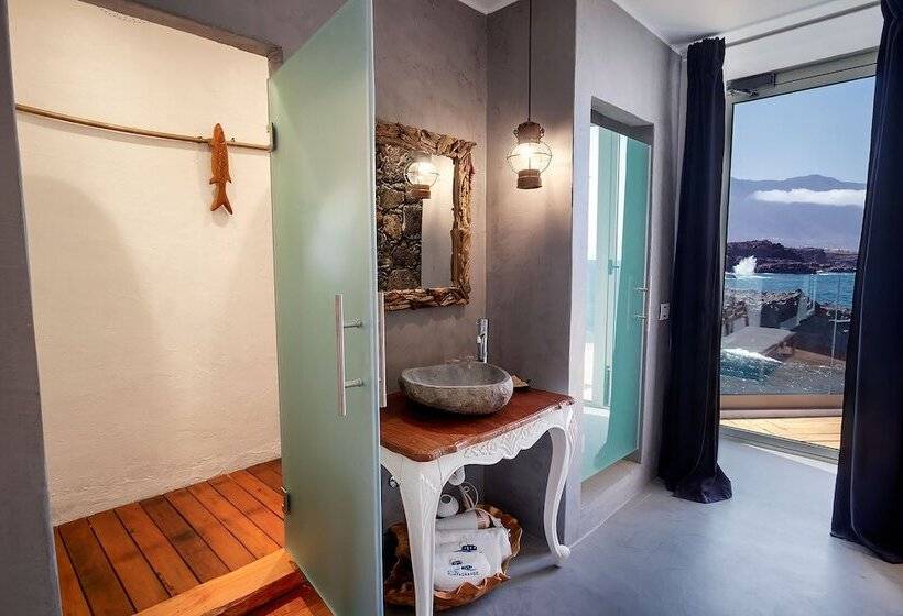 اتاق استاندارد با بالکن و چشمانداز دریا, Puntagrande