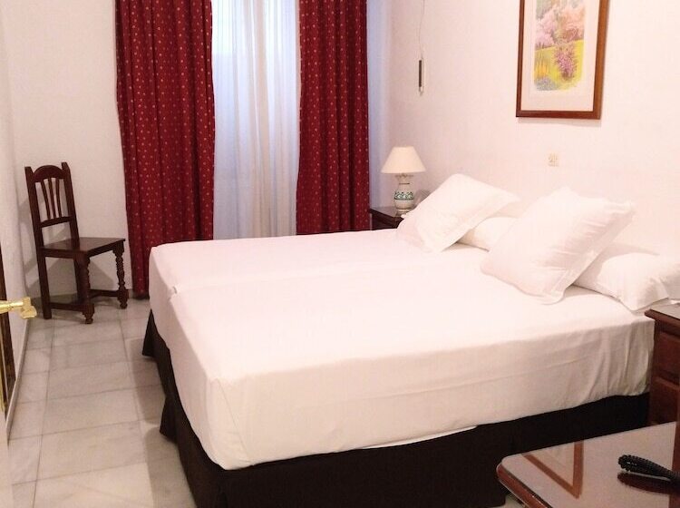 اتاق استاندارد در طبقه همکف, Simon