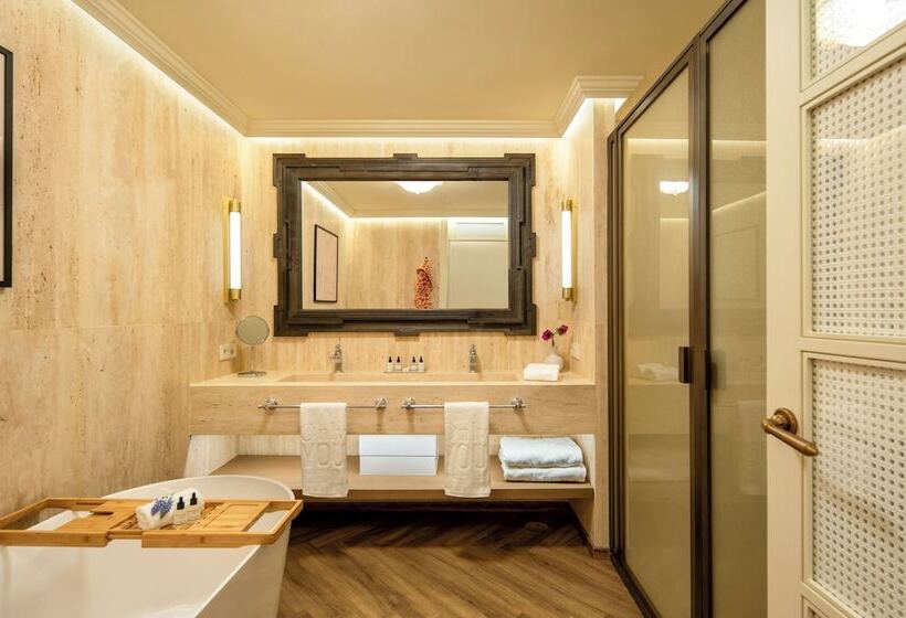 سوییت جونیور لوکس, Only You Hotel Sevilla