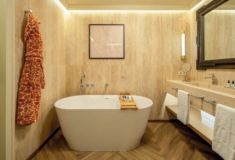 سوییت جونیور لوکس, Only You Hotel Sevilla