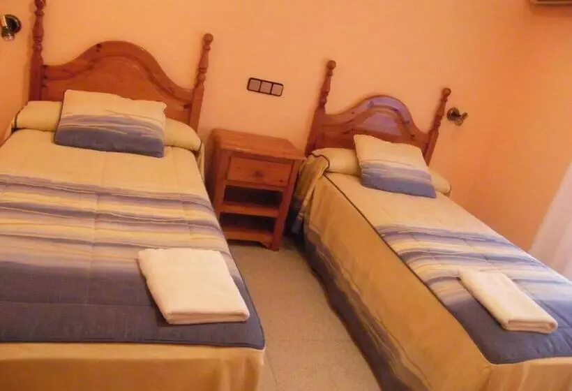 4 Bett Standardzimmer, Hostal Dulcinea
