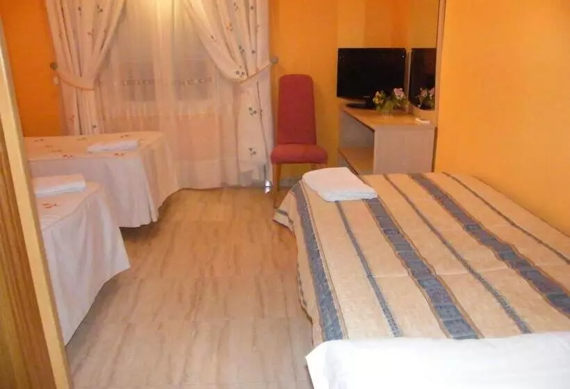 4 Bett Standardzimmer, Hostal Dulcinea
