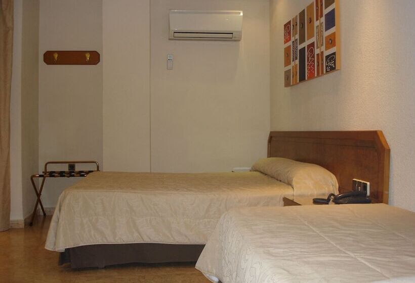 Четырехместный Номер Стандарт, Hostal Moreno