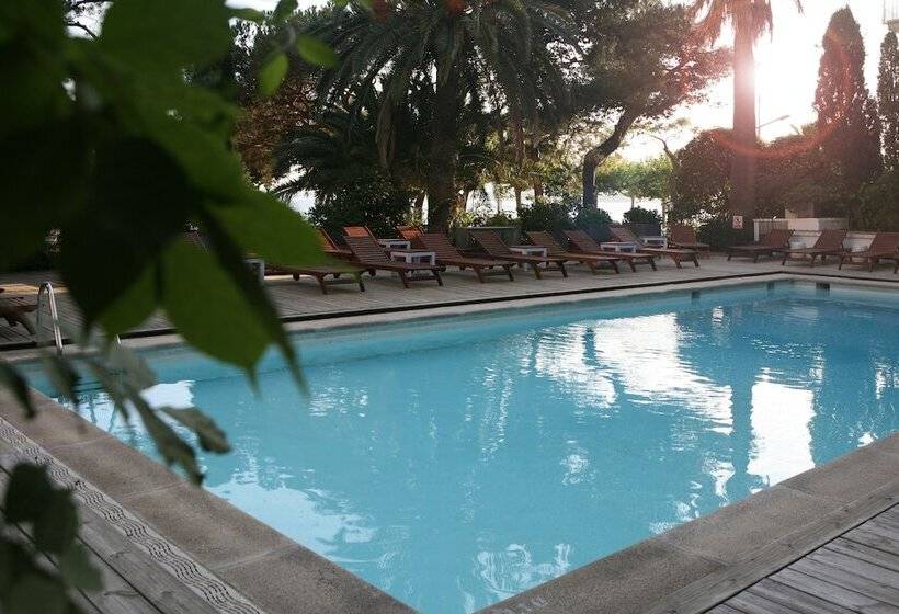 اتاق استاندارد با چشم‌انداز استخر, Trias