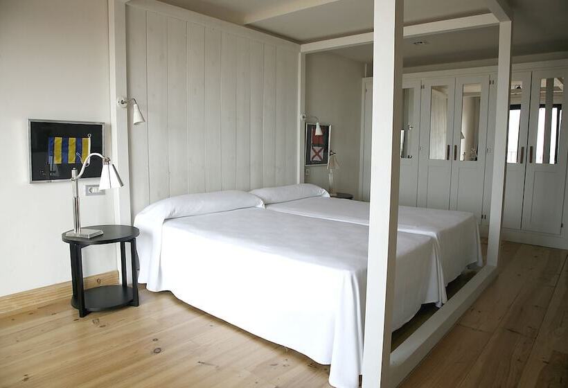 اتاق استاندارد با چشم‌انداز استخر, Trias