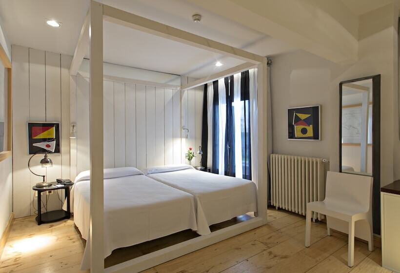 اتاق استاندارد با چشم‌انداز استخر, Trias