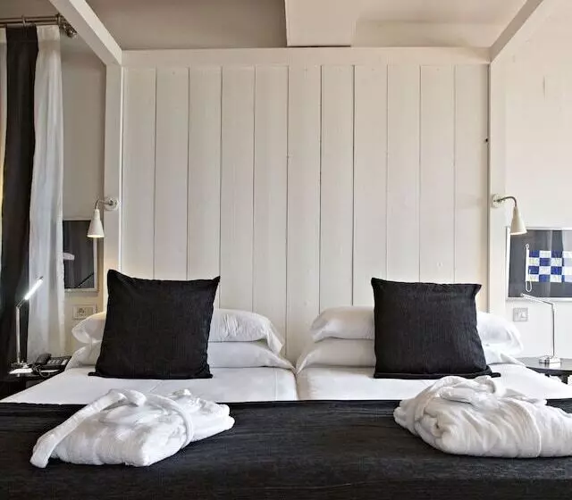 Junior Suite, Trias
