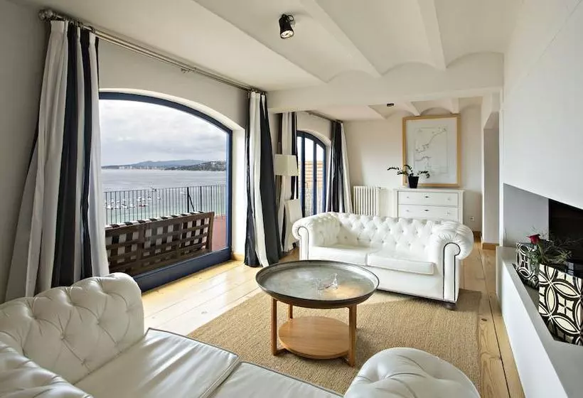 Junior Suite, Trias