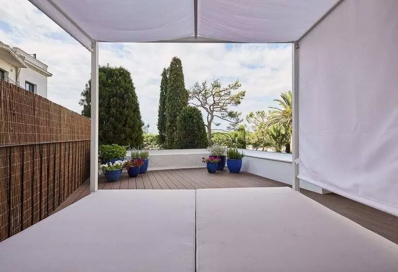 Chambre Supérieure Vue Jardin, Trias