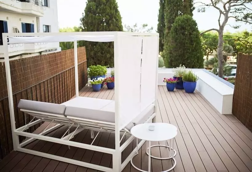 Chambre Supérieure Vue Jardin, Trias