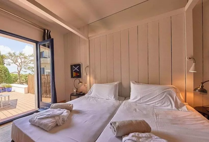 Chambre Supérieure Vue Jardin, Trias