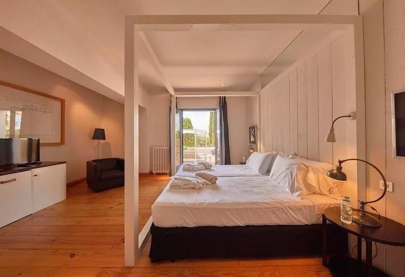 Chambre Supérieure Vue Jardin, Trias