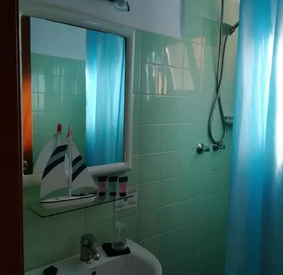 اتاق استاندارد با چشم‌انداز دریا, Hostal La Fosca