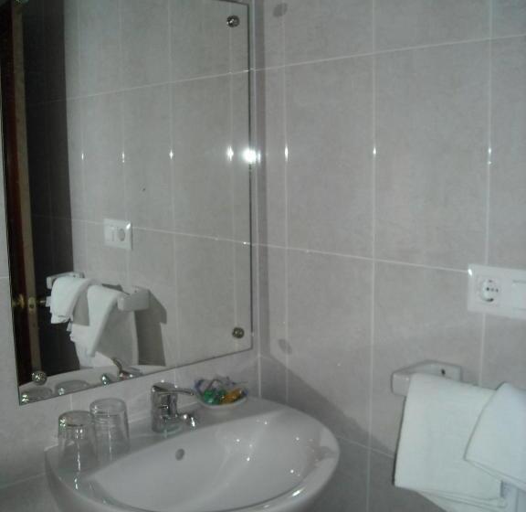 اتاق استاندارد سه نفره, Hostal Residencia Avenida