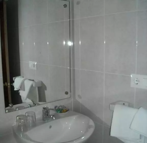 Habitación Triple Estándar, Hostal Residencia Avenida