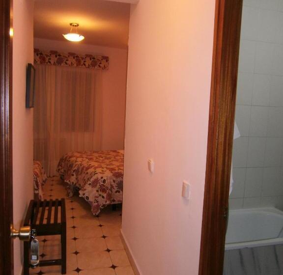 اتاق استاندارد سه نفره, Hostal Residencia Avenida