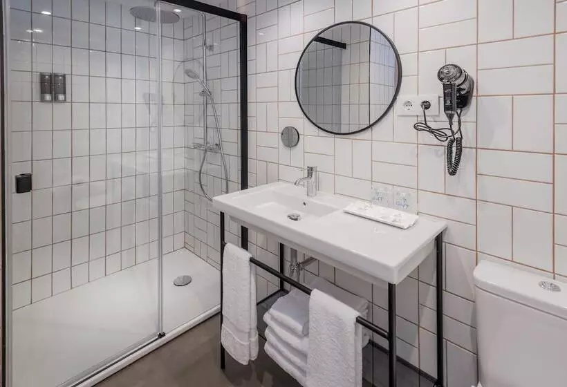 اتاق استاندارد سه نفره, Ght Miratge   Only Adults 18 And Up