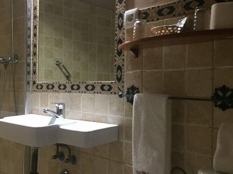 اتاق استاندارد سه نفره, Hospederia Luis De Gongora