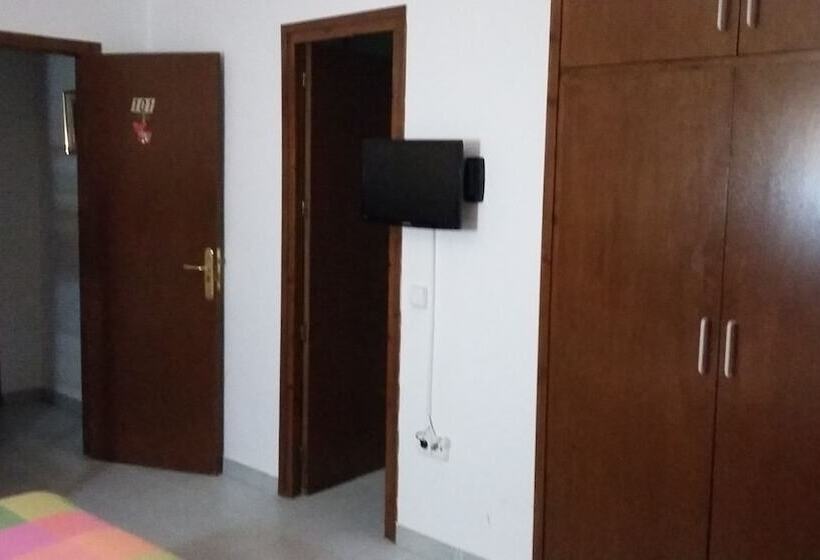 Номер Стандарт Трехместный, Hostal Les Collades