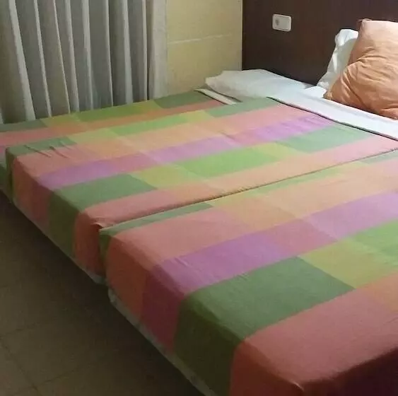 Habitación Triple Estándar, Hostal Les Collades
