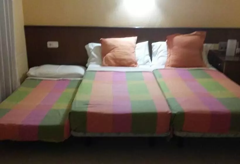 Habitación Triple Estándar, Hostal Les Collades
