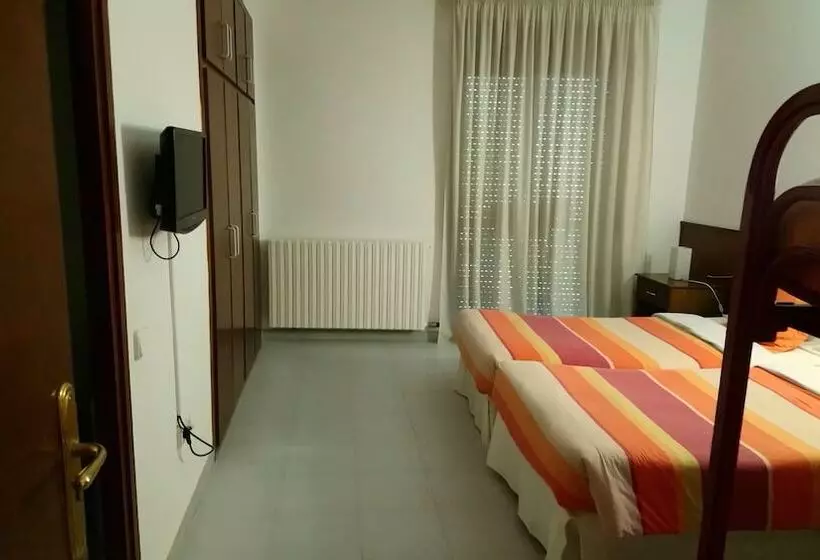 Habitación Cuádruple Estándar, Hostal Les Collades