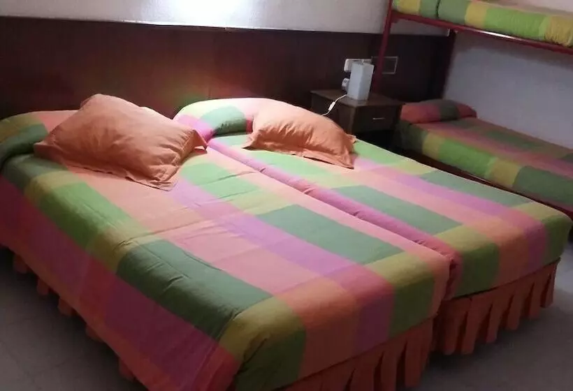 Habitación Cuádruple Estándar, Hostal Les Collades