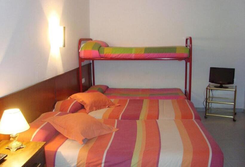Четырехместный Номер Стандарт, Hostal Les Collades