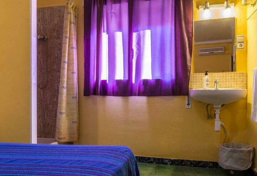 Номер Стандарт Индивидуальный Совместная Ванная, Hostal Urgell
