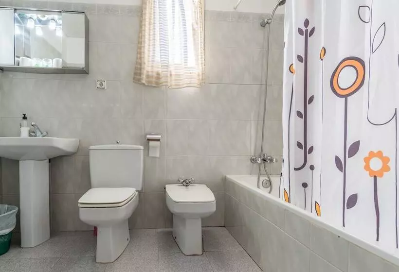 Habitació Triple Estàndard, Hostal Urgell