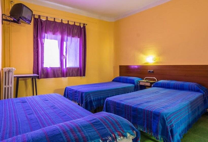 חדר סטנדרט לשלושה, Hostal Urgell