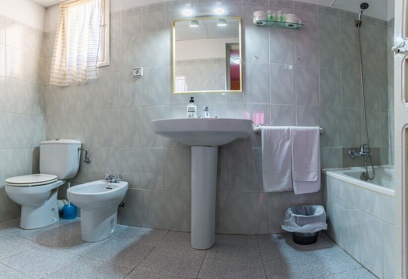 חדר סטנדרט לארבעה, Hostal Urgell