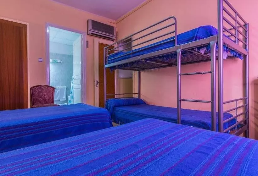 Habitació Quàdruple Estàndard, Hostal Urgell