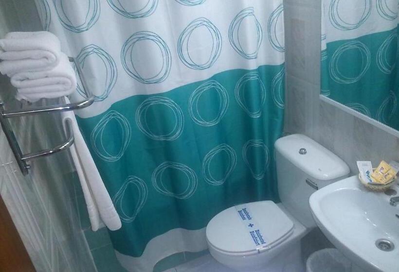 Трехместный Номер Базовый, Hostal Virgen Del Rocío