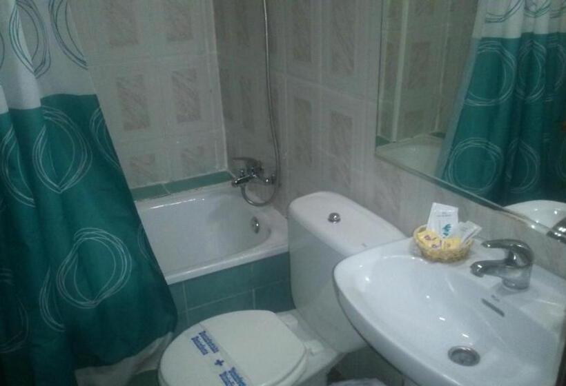 Трехместный Номер Базовый, Hostal Virgen Del Rocío