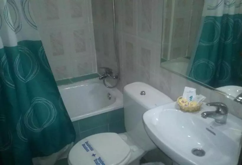 اتاق ساده سه‌ نفره, Hostal Virgen Del Rocío