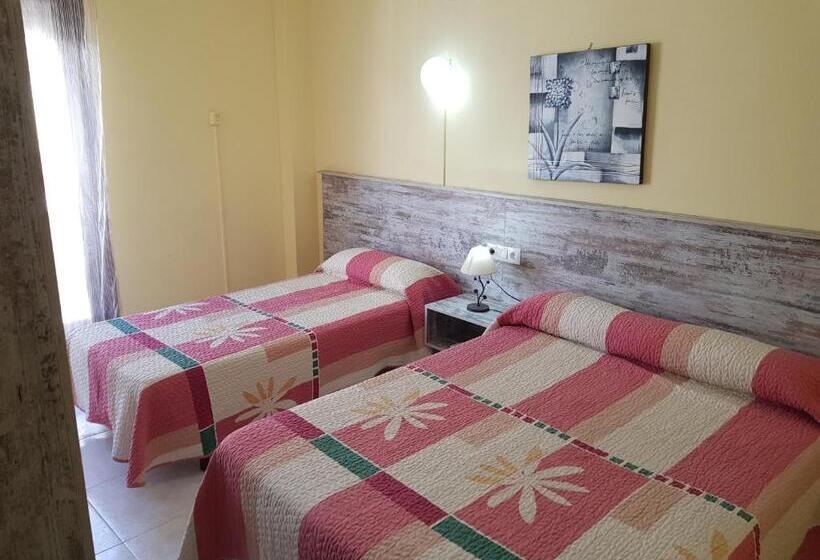 ベーシックトリプルルーム, Hostal Virgen Del Rocío