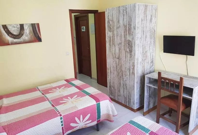 اتاق ساده سه‌ نفره, Hostal Virgen Del Rocío