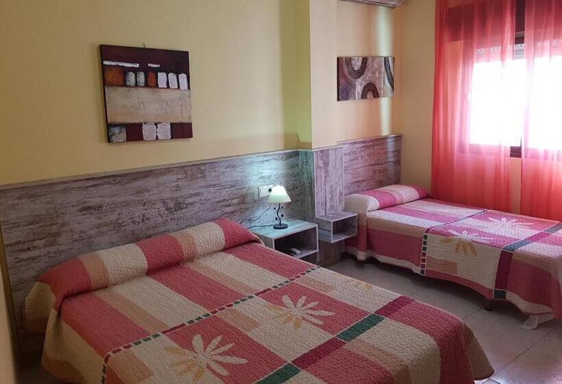 Трехместный Номер Базовый, Hostal Virgen Del Rocío