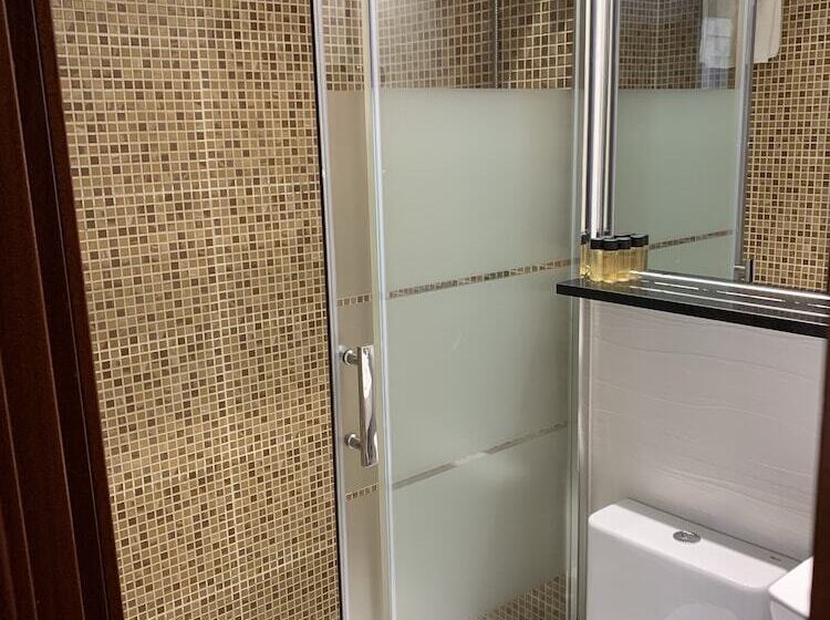 غرفة قياسية ثلاثية, Hostal Castilla I Atocha