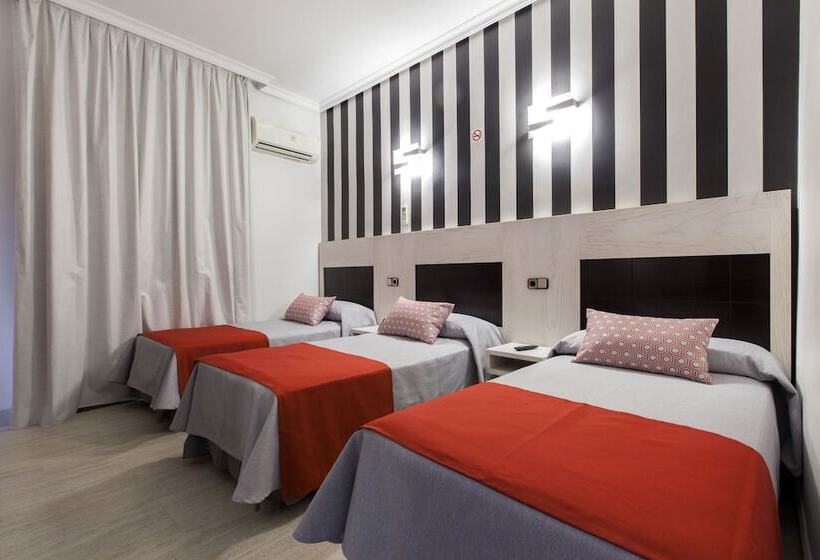 Habitación Triple Estándar, Hostal Castilla I Atocha