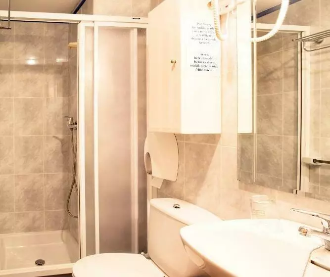 Habitació Triple Estàndard, Hostal Musunzar