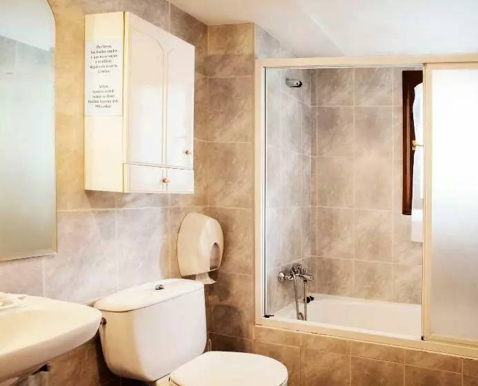 Habitació Quàdruple Estàndard, Hostal Musunzar