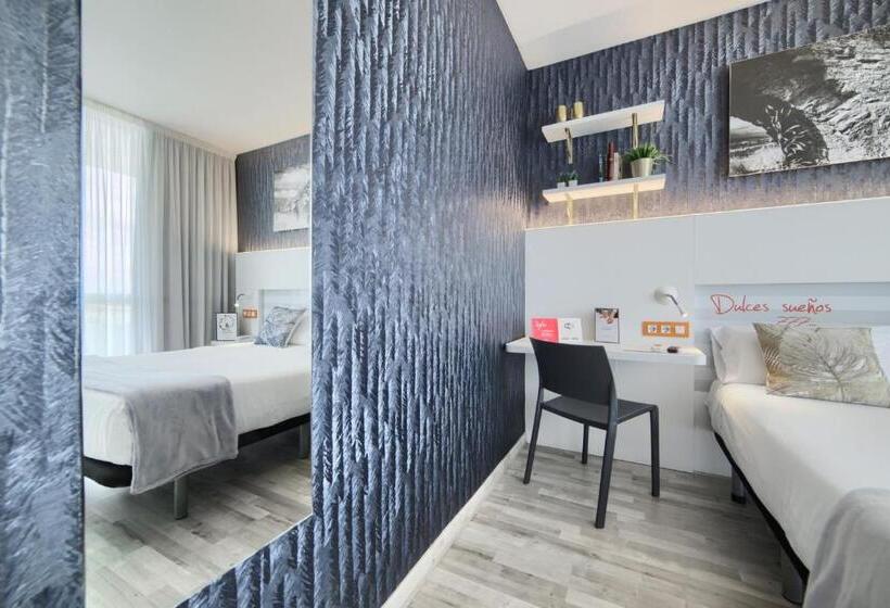 غرفة قياسية مزوَّدة بشُرفة, Luze El Villa