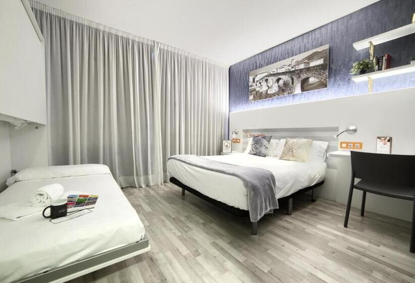 غرفة قياسية مزوَّدة بشُرفة, Luze El Villa