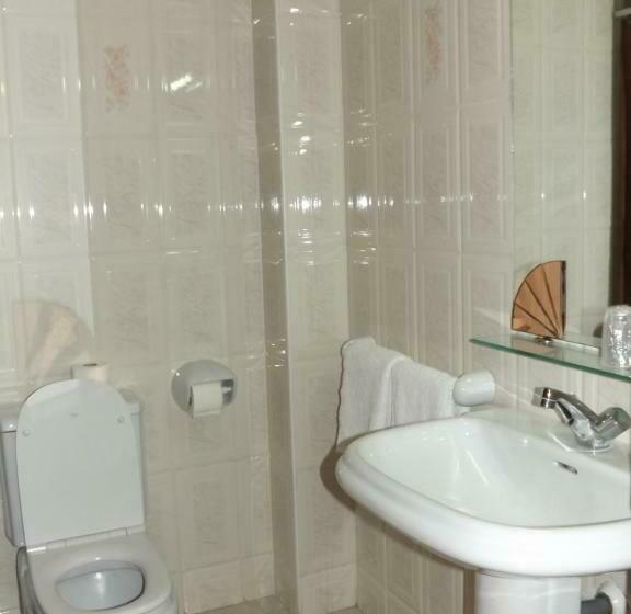 חדר סטנדרט לשלושה, Shadows