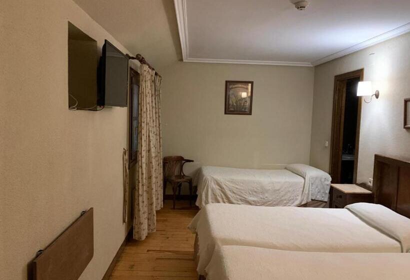 スタンダードトリプルルーム, Charle