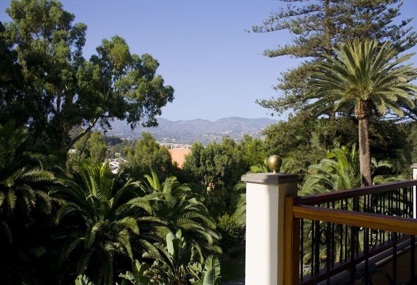 Номер Стандарт Вид на Сад, Escuela Santa Brigida